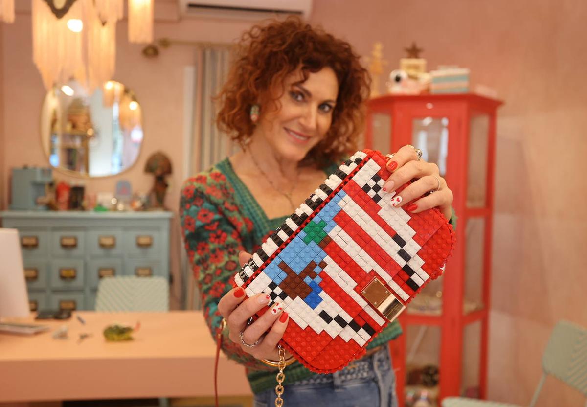 El bolso 'pijo' del Athletic hecho con piezas de Lego por una diseñadora de Zamora.