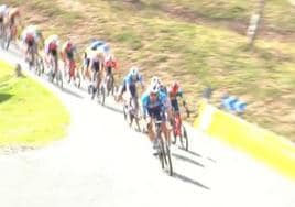 El director del Lidl-Trek, tras caída en la Vuelta al País Vasco: «La culpa es de los ciclistas»