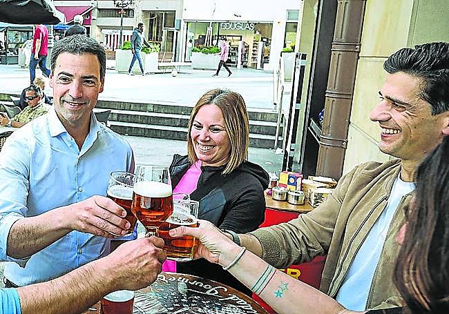 Un respirito. El candidato, junto a sus amigos en un bar de Santurtzi.
