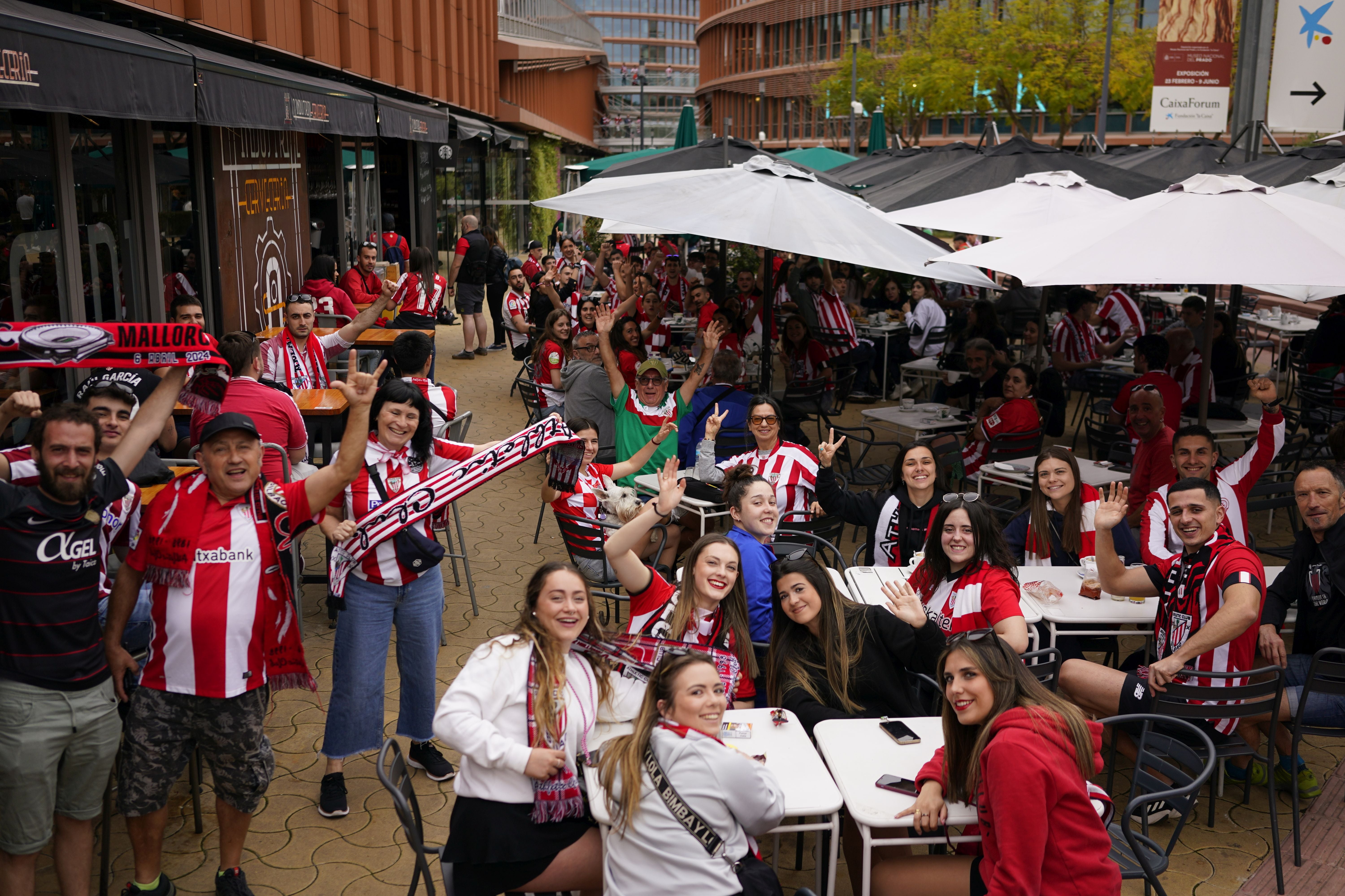 Las fotos de la final: la afición se vuelca con el Athletic en Sevilla