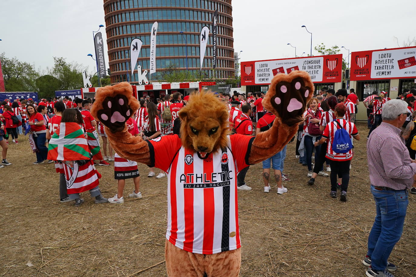 Las fotos de la final: la afición se vuelca con el Athletic en Sevilla