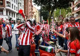 Aficionados animan al Athletic en Bilbao.