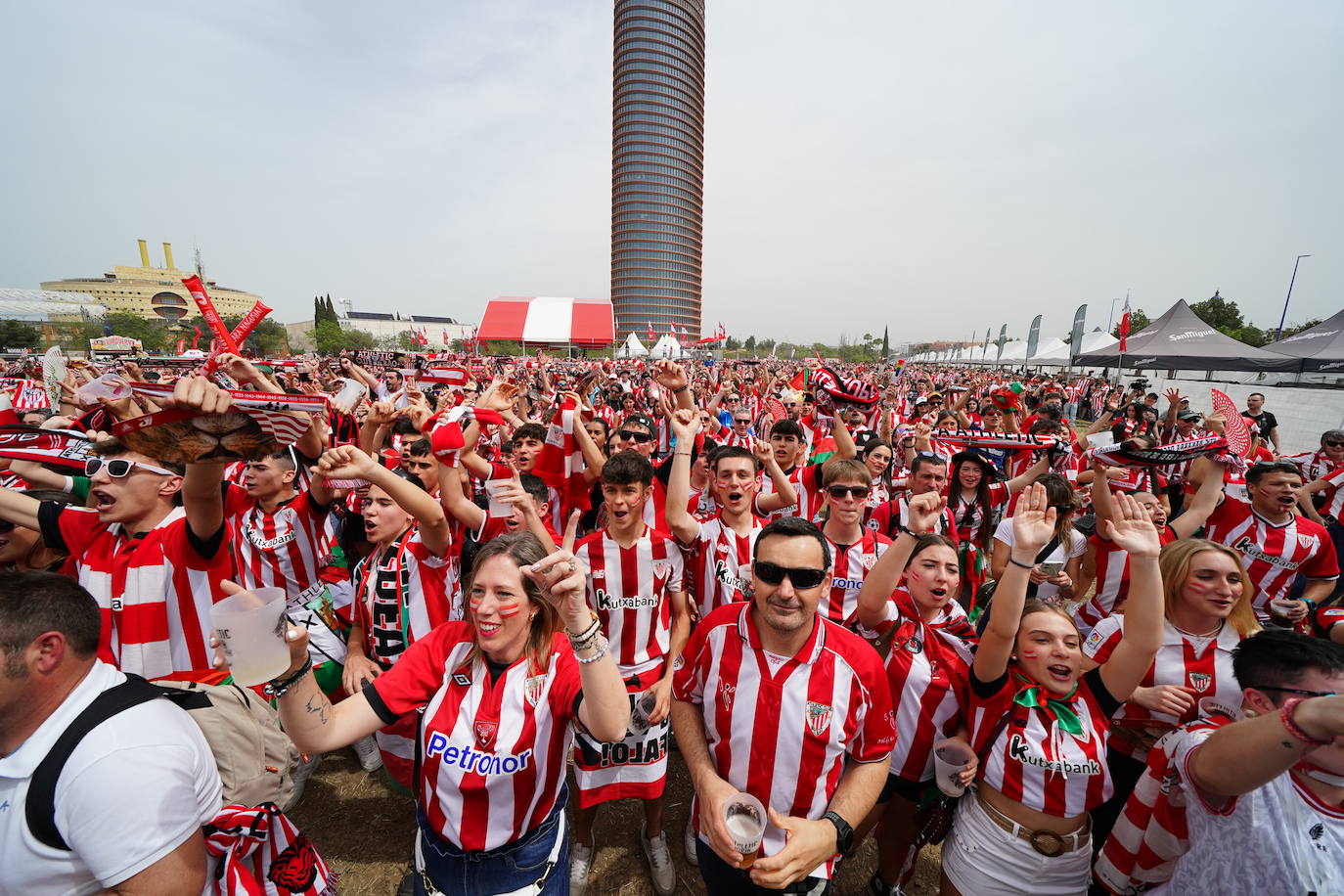 Las fotos de la final: la afición se vuelca con el Athletic en Sevilla