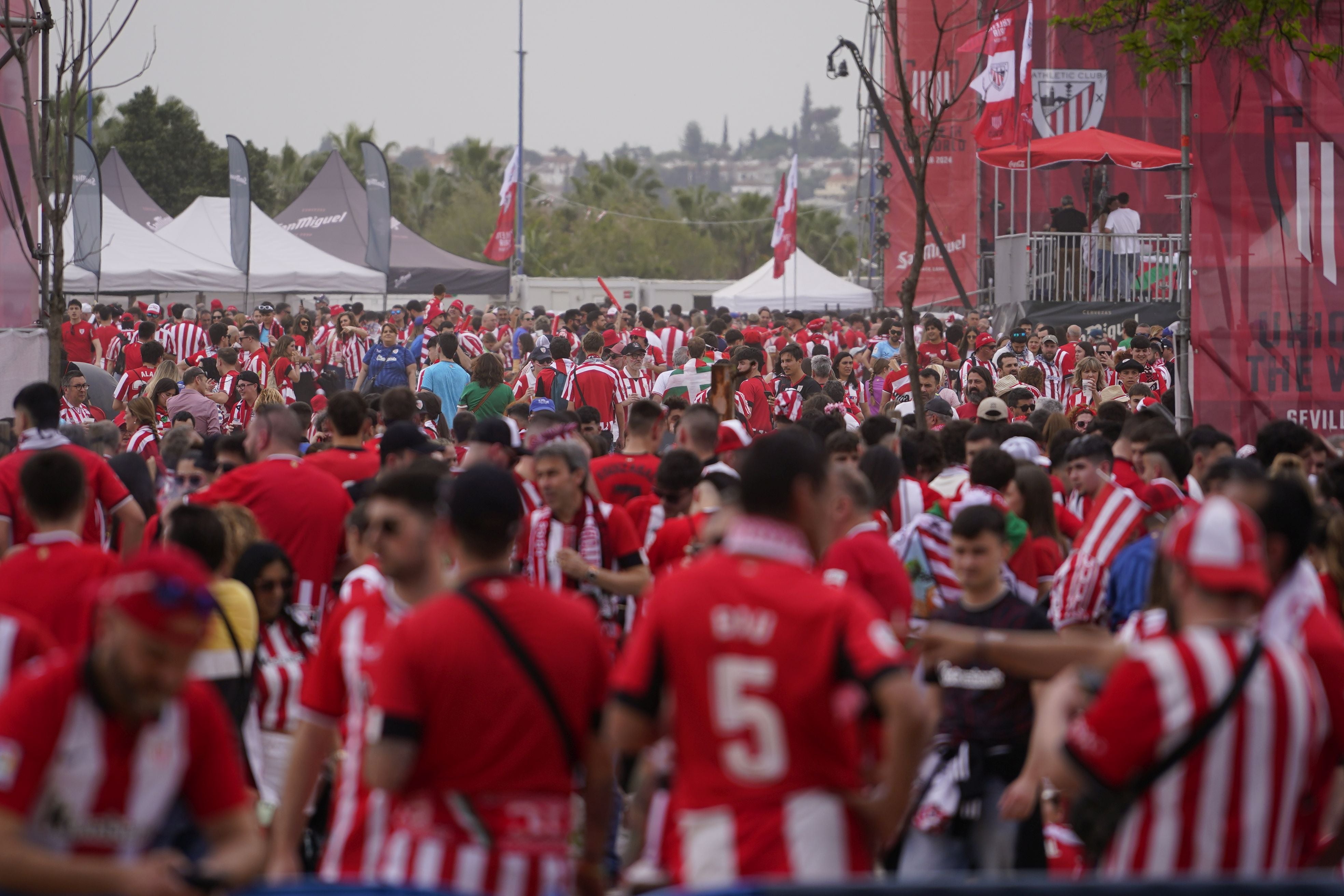 Las fotos de la final: la afición se vuelca con el Athletic en Sevilla