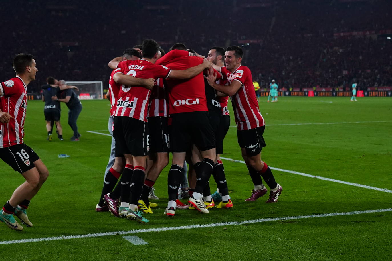 El Athletic y la afición celebrán la Copa en Sevilla