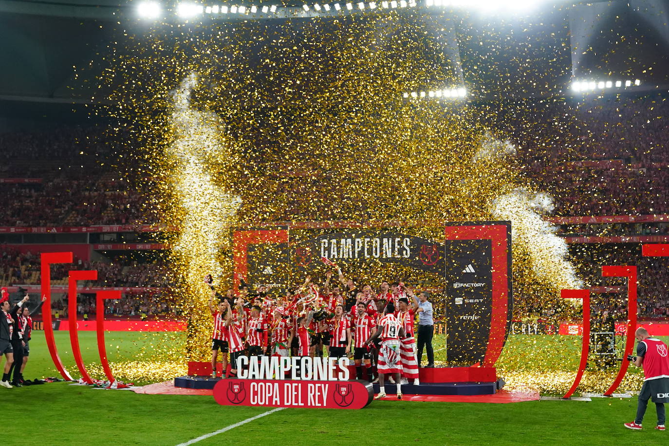 El Athletic y la afición celebrán la Copa en Sevilla