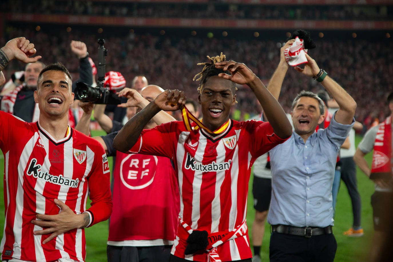 El Athletic y la afición celebrán la Copa en Sevilla