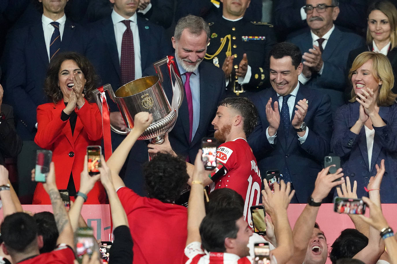 El Athletic y la afición celebrán la Copa en Sevilla