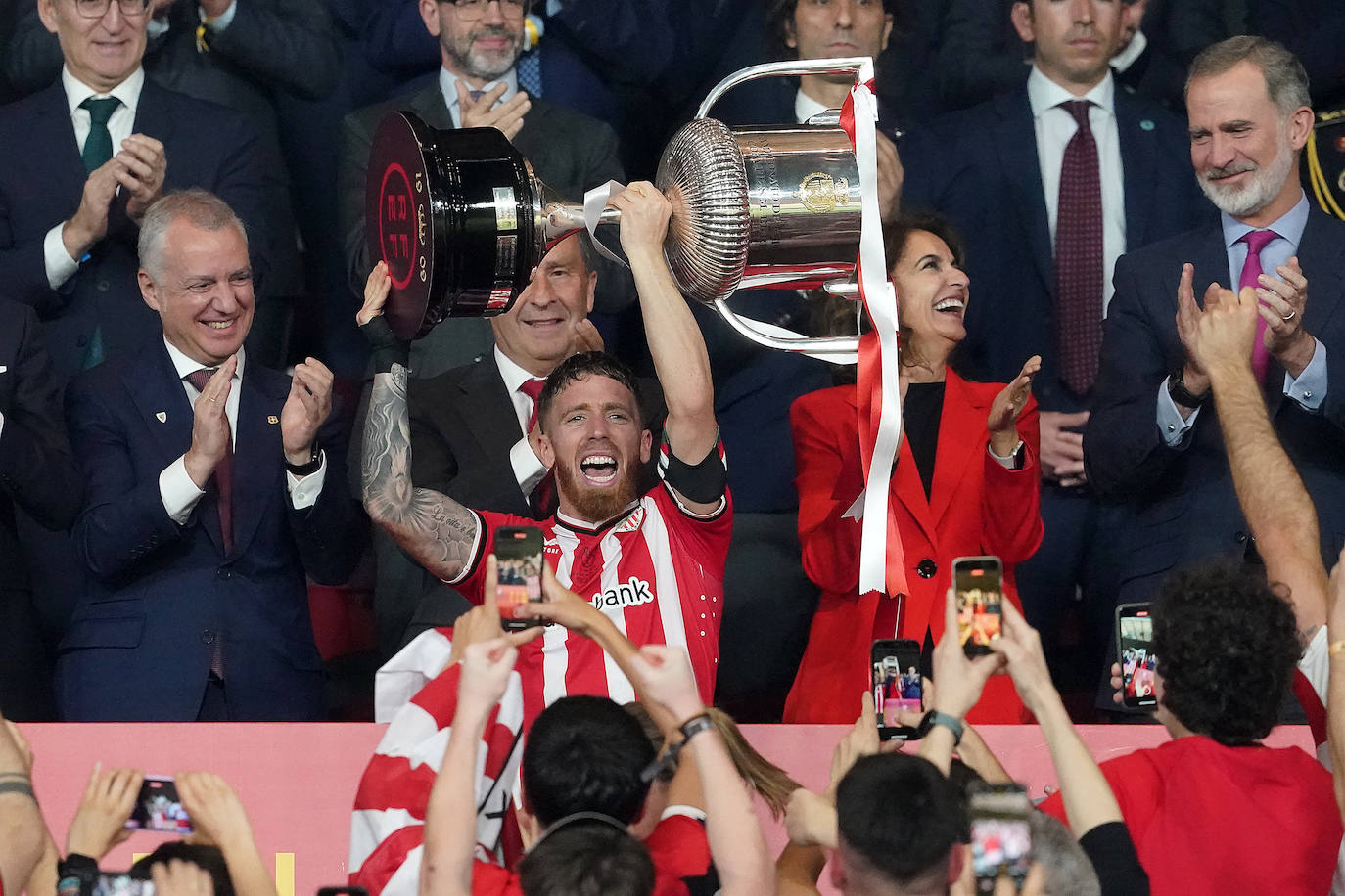 El Athletic y la afición celebrán la Copa en Sevilla