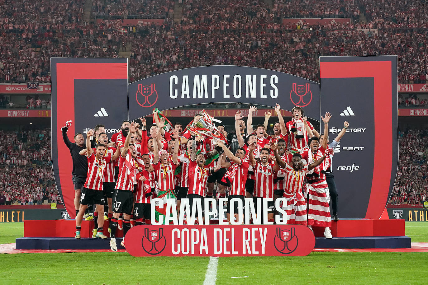El Athletic y la afición celebrán la Copa en Sevilla