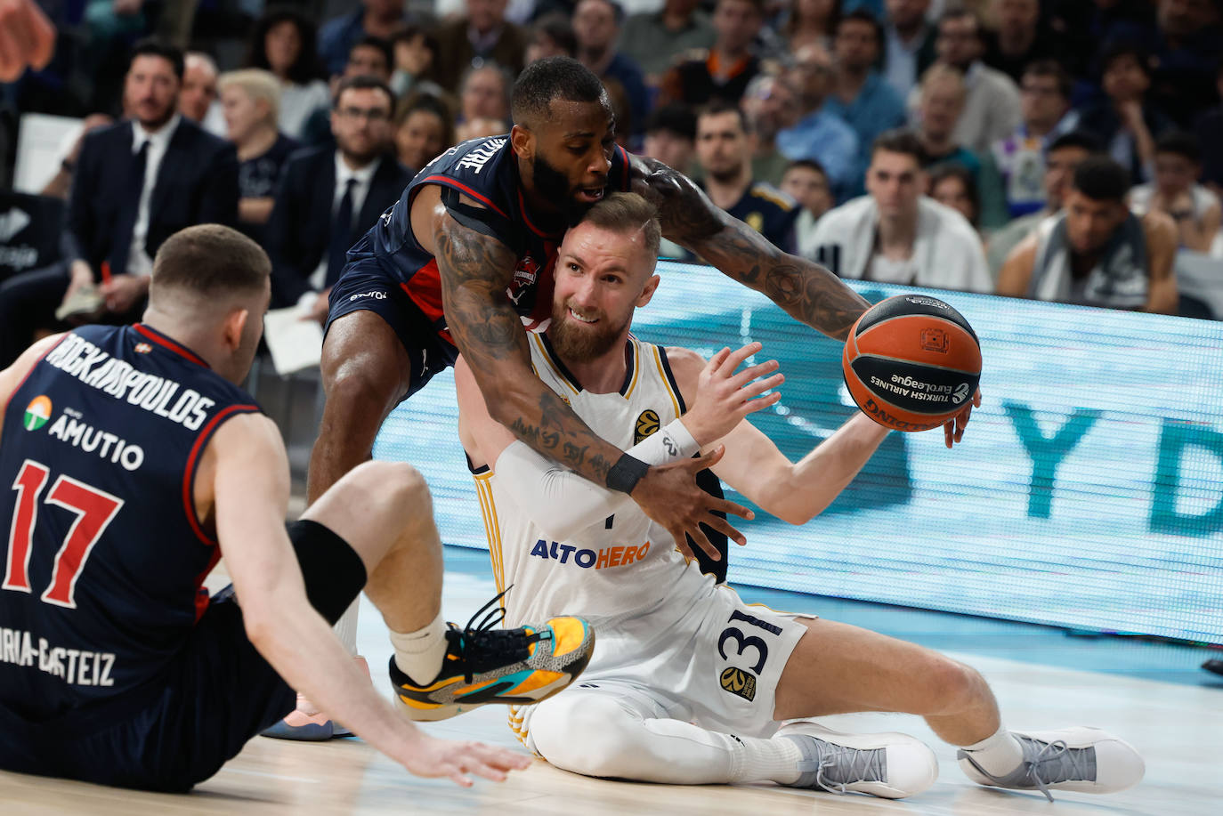 Codi Miller-McIntyre pelea un balón ante Dzanan Musa.