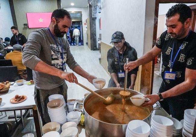 Mounir y Mohamed preparan raciones de sopa.