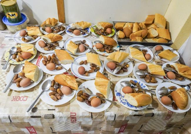 Raciones con pan, dátiles y un huevo duro preparadas para servirse.