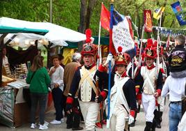 Las tropas napoleónicas han marchado este sábado por los puestos del parque de Arriaga