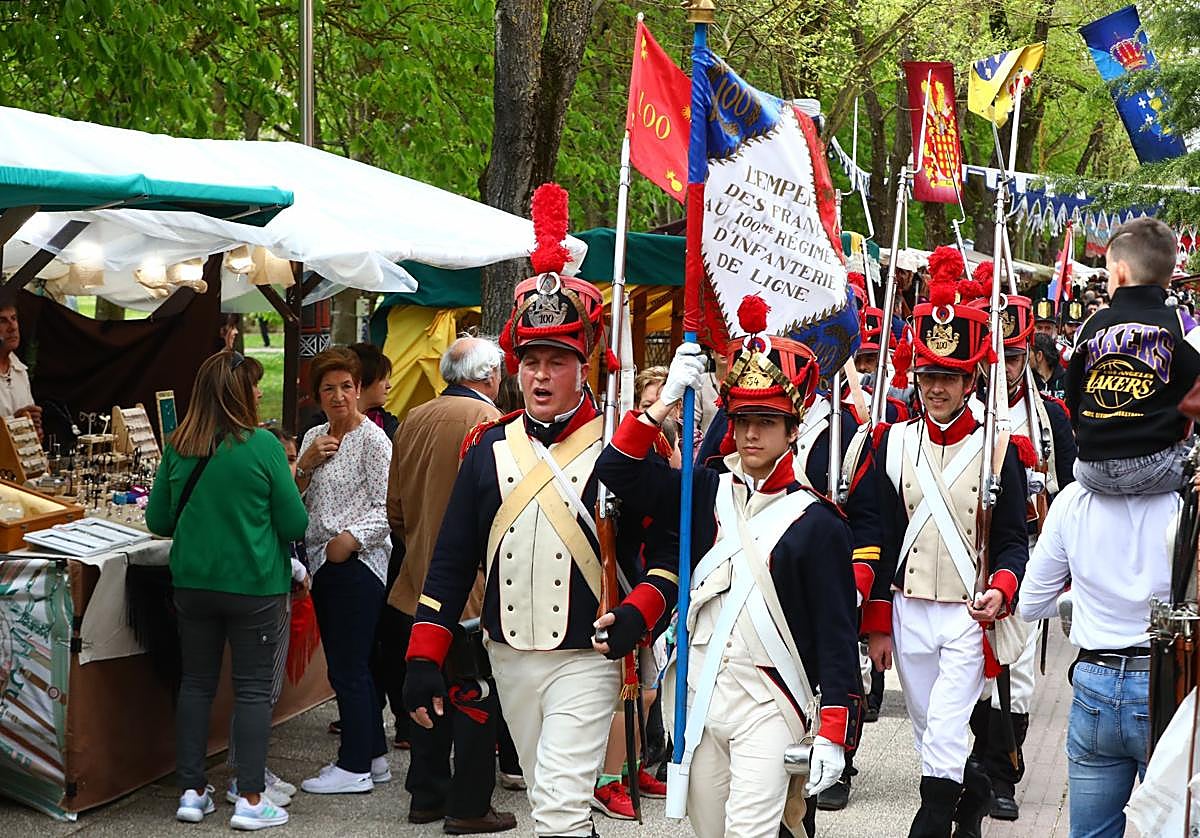 Las tropas napoleónicas han marchado este sábado por los puestos del parque de Arriaga