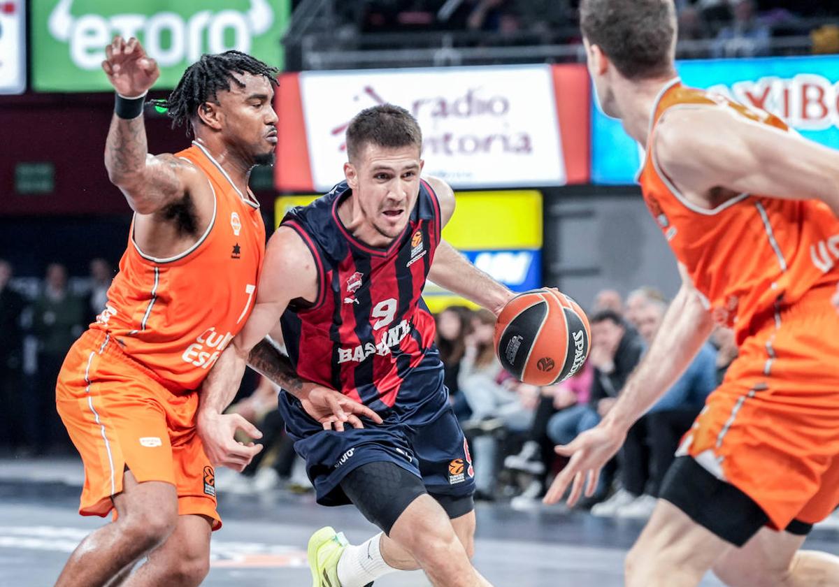 Marinkovic rebasa a Chris Jones en el partido disputado en el Buesa Arena.