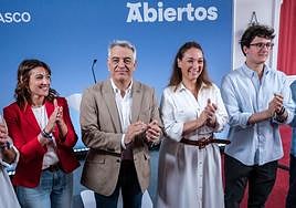 El candidato Javier de Andrés con Muriel Larea y otros miembros del PP de Gipuzkoa al final del mitin.