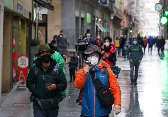 Un grupo de turistas pasea por el Casco Viejo de Bilbao.