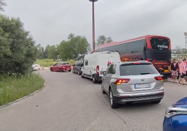 Largas colas en Sevilla para acceder al aparcamiento para los coches de la afición del Athletic