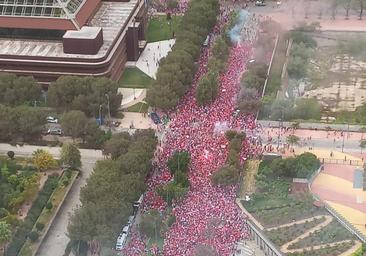 Así ha sido la espectacular kalejira desde la Athletic Hiria a La Cartuja
