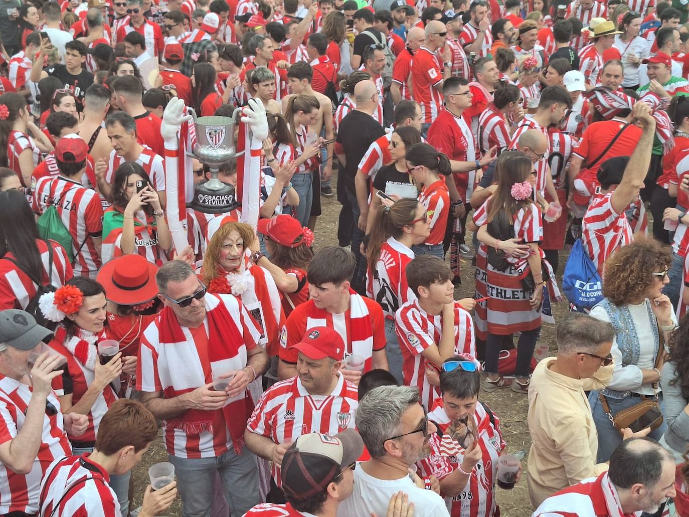 Las fotos de la final: la afición se vuelca con el Athletic en Sevilla