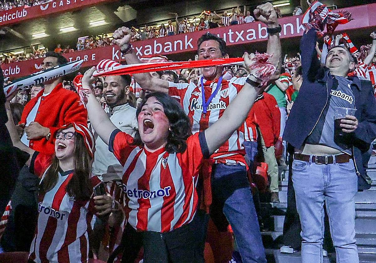 Dos niñas celebran el gol de Sancet en San Mamés.