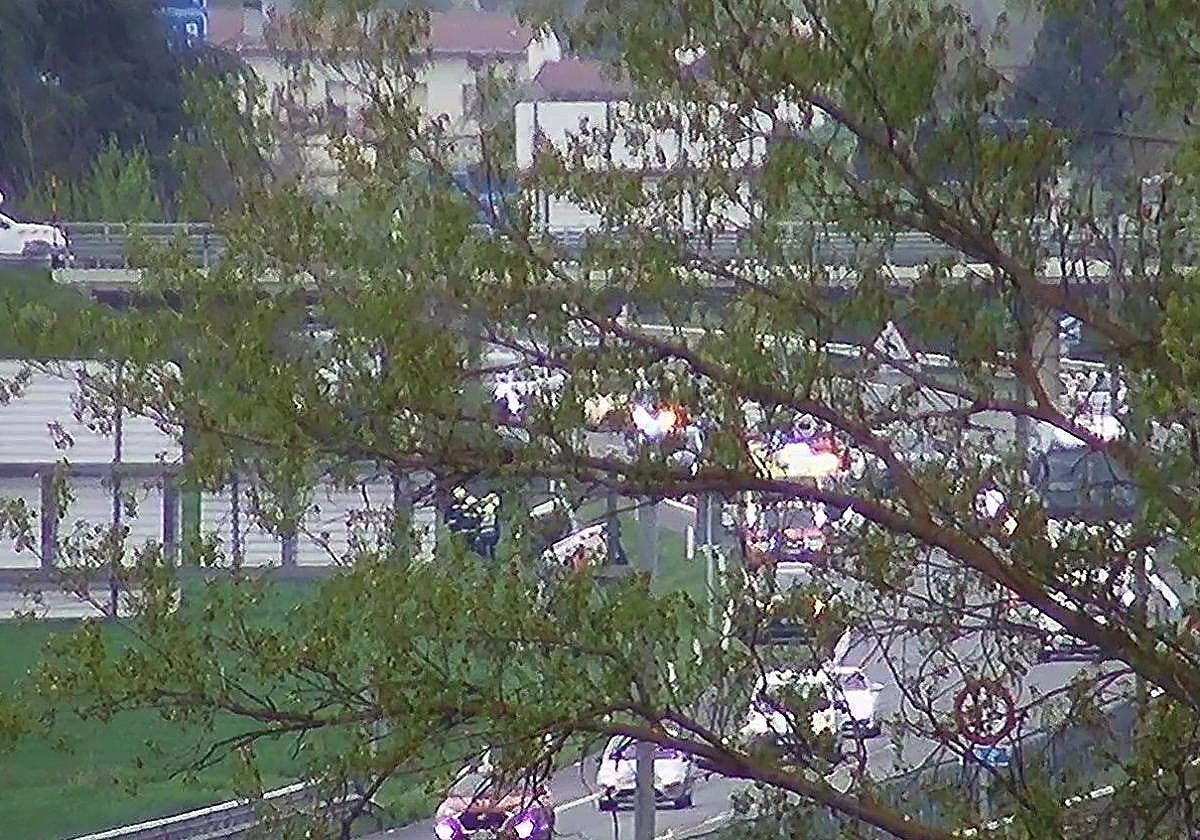 Trasladadan a un conductor a Txagorritxu tras volcar su furgoneta en la N-622