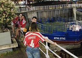 Aficionados se acercan a la gabarra para fotografiarse con ella