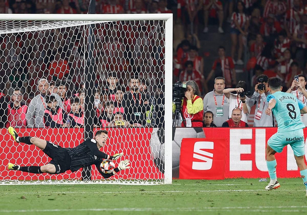 Agirrezabala se viste de héroe y los consejos de Simón antes de los penaltis