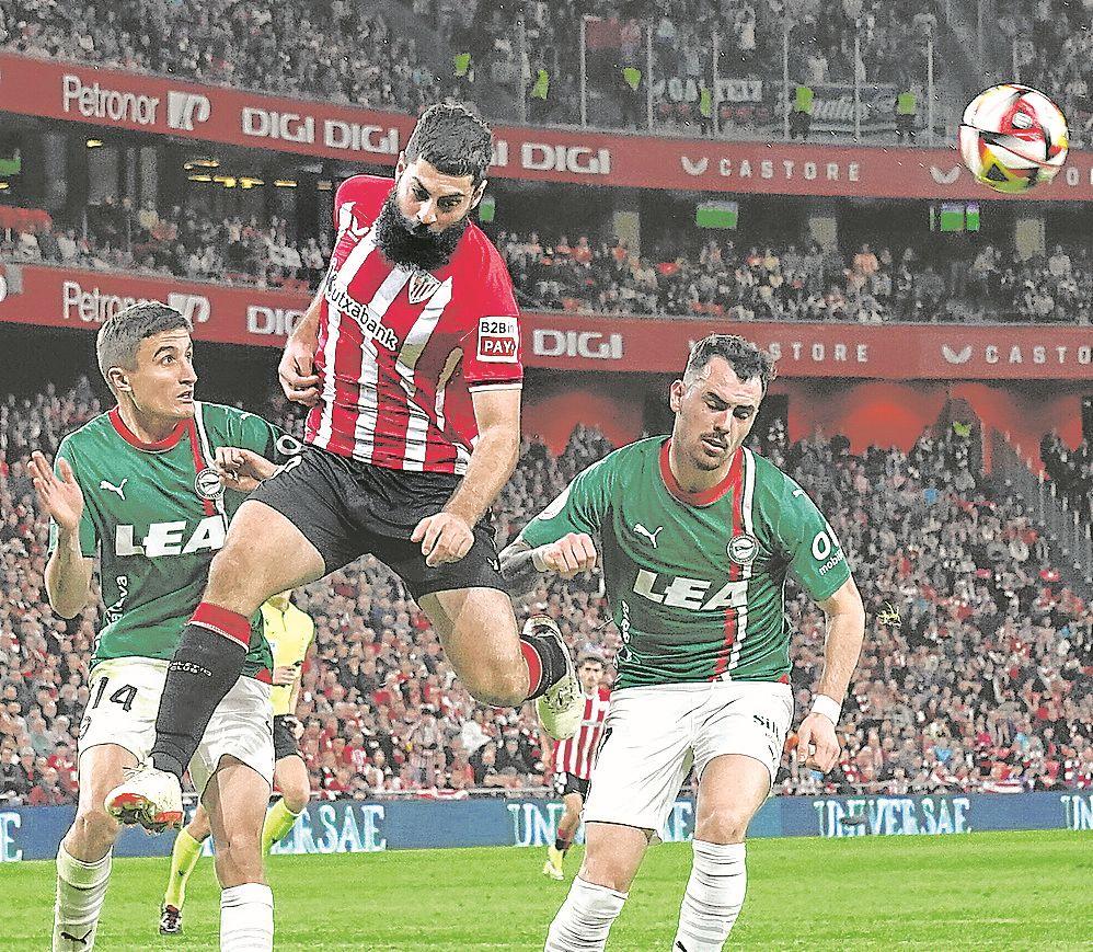 Asier Villalibre es uno de los nombres propios de esta Copa del Rey. Es el máximo realizador del Athletic en el torneo con seis tantos gracias a tres dobletes, el último de ellos contra el Alavés en octavos de final. El delantero de Gernika anotó un tanto en cada tiempo del primer encuentro copero en San Mamés para avanzar a cuartos de final con total autoridad. El ambiente que rodeó a La Catedral ya dejó entrever que la afición iba a ser fundamental en ese impulso para intentar un nuevo asalto en el torneo. El sorteo tras la victoria frente al Alavés auguró otra gran noche de emociones en cuartos de final. (San Mamés. Bilbao. 16-1-2024. 8º final)