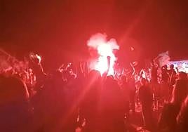 Gritos, abrazos, bengalas... la histeria colectiva se desató en la Athletic Hiria con el gol de Berenguer