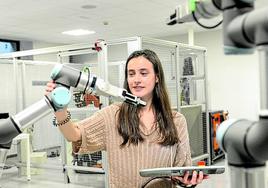 Izaskun maneja un robot en las instalaciones de la Universidad de Deusto.