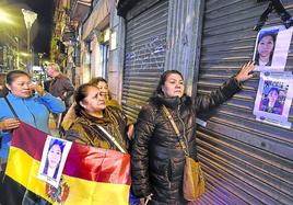 Compatriotas de la boliviana Rebeca Huayta, asesinada en diciembre de 2022 en la calle San Francisco de Bilbao, protestan ante el bar que regentaba.