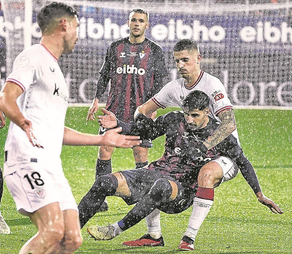 La Copa resultó amable en la época navideña para el Athletic, al menos en cuestión de traslados. La tercera ronda volvió a deparar un viaje cercano, esta vez a Eibar, donde los rojiblancos esperaban un duelo más complicado de lo que resultó finalmente. Los de Valverde aplicaron esa eficacia de la que han hecho gala esta temporada para destrozar al Eibar en 40 minutos. De nuevo Villalibre reclamó su cuota de protagonismo con un doblete, mientras Muniain redondeó el 0-3 antes del descanso. Tres eliminatorias que sirvieron para alcanzar octavos de final y para que creciera la confianza del grupo. (Ipurua. Eibar. 7-1-2024. 16º final).