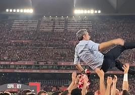 Valverde, manteado por sus jugadores