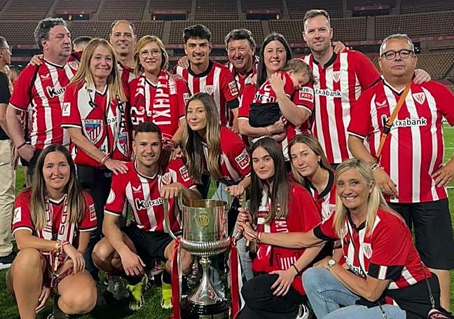 Gorka Guruzeta junto a su familia.