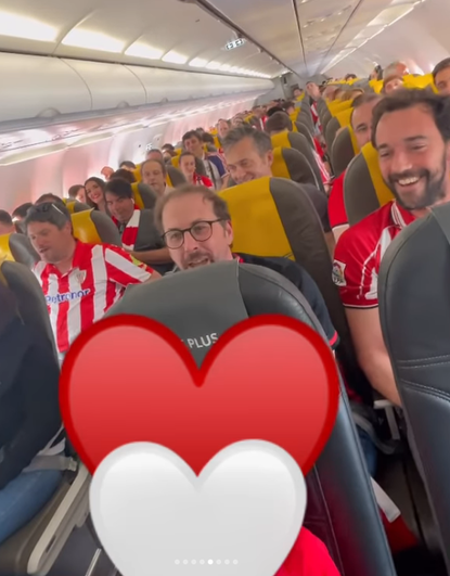 El hijo de Muniain anima el avión de vuelta de Sevilla cantando el himno del Athletic