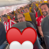 El hijo de Muniain anima el avión de vuelta de Sevilla cantando el himno del Athletic