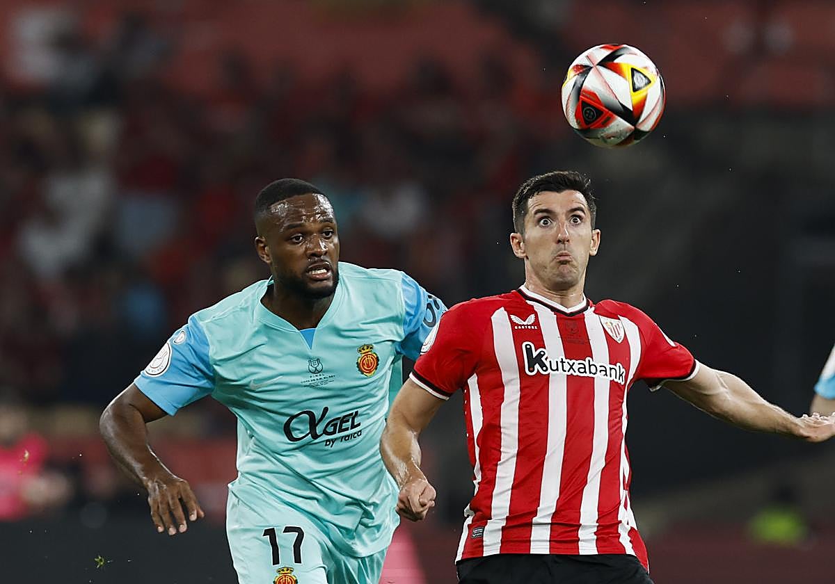 Larin y Vivian luchan por el balón.