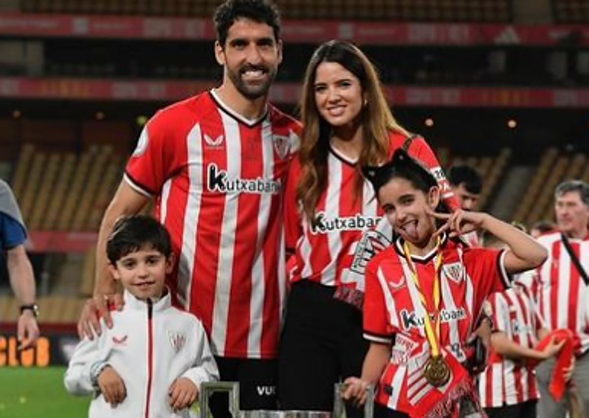 Imagen secundaria 1 - «Inolvidable». Así han festejado las novias y mujeres de los jugadores del Athletic el título