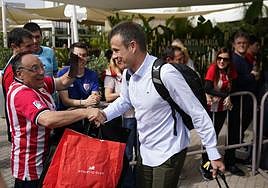 Uriarte abandona el hotel de Sevilla.
