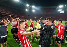 Herrera abraza a Agirrezabala al finalizar el encuentro de La Cartuja.