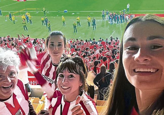La familia Canales vivió el partido en La Cartuja.