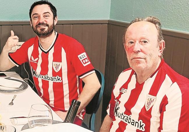 En su cumpleaños con uno de sus hijos.