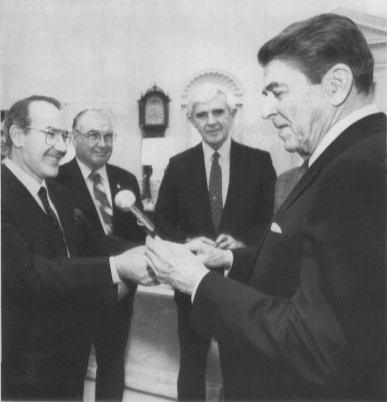 Ardanza entrega una makila al presidente Ronald Reagan durante una visita a la Casa Blanca.