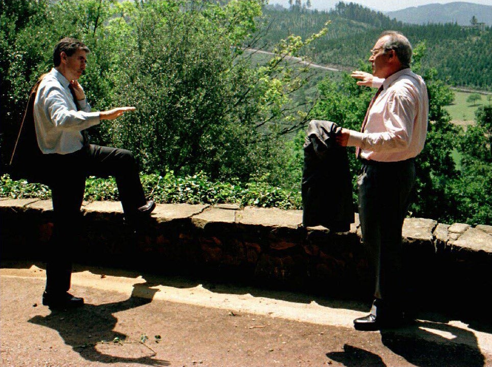 Con el que fuera vicelehendakari Ramón Jáuregui, representante de los socialistas.