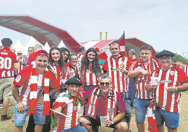 Eider y Garazi, con un grupo de amigos en la fan zone.