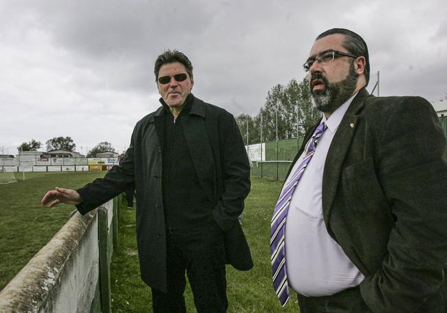 Dmitry Piterman conversa con Pepe Nereo durante una concentración del Deportivo Alavés realizada en Noja en mayo de 2007.