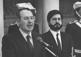 José Antonio Ardanza, en su primera jura como lehendakari en Gernika en 1985, junto al entonces presidente del Parlamento vasco, Jesús Eguiguren.