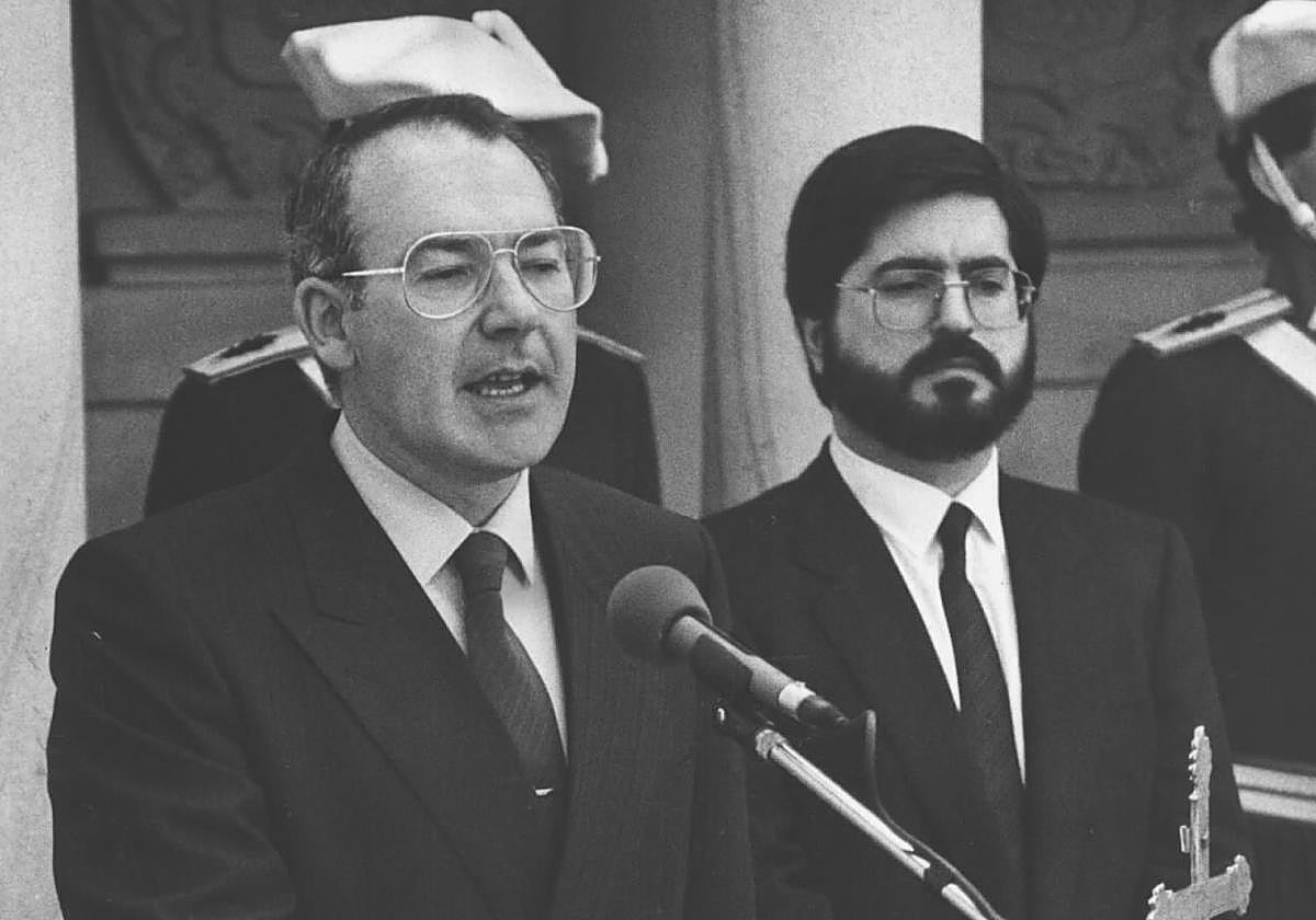 José Antonio Ardanza, en su primera jura como lehendakari en Gernika en 1985, junto al entonces presidente del Parlamento vasco, Jesús Eguiguren.